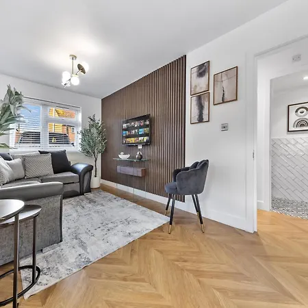 Modern 4br House, Brentford,pvt Garden,parking Brentford