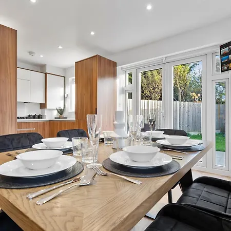 Apartment Modern 4br House, Brentford,pvt Garden,parking