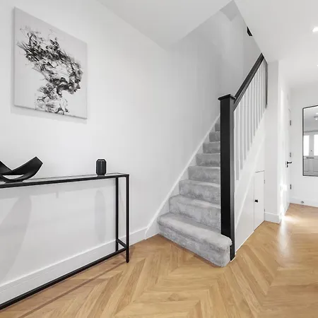 Modern 4br House, Brentford,pvt Garden,parking Apartment