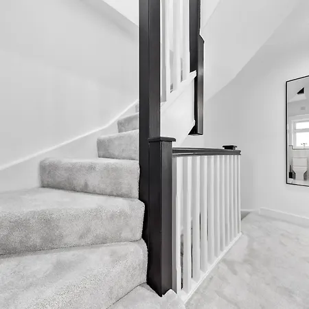 Apartment Modern 4br House, Brentford,pvt Garden,parking *