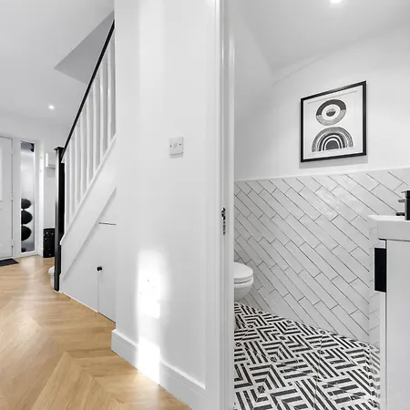 Modern 4br House, Brentford,pvt Garden,parking Apartment *