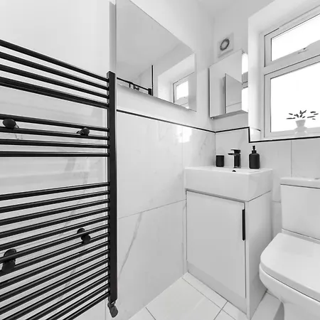Apartment Modern 4br House, Brentford,pvt Garden,parking *