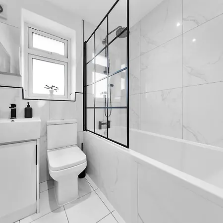 Modern 4br House, Brentford,pvt Garden,parking Apartment