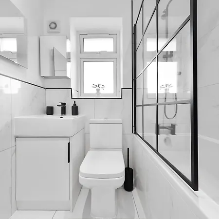 Apartment Modern 4br House, Brentford,pvt Garden,parking *