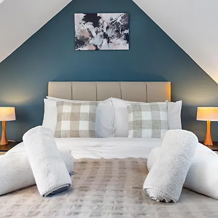 Modern 4br House, Brentford,pvt Garden,parking
