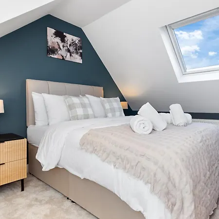 Modern 4br House, Brentford,pvt Garden,parking Brentford