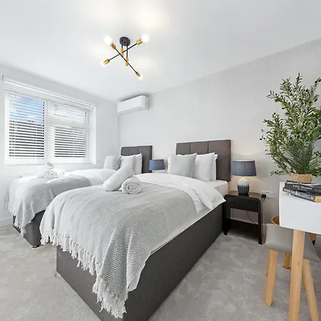 Modern 4br House, Brentford,pvt Garden,parking * Brentford