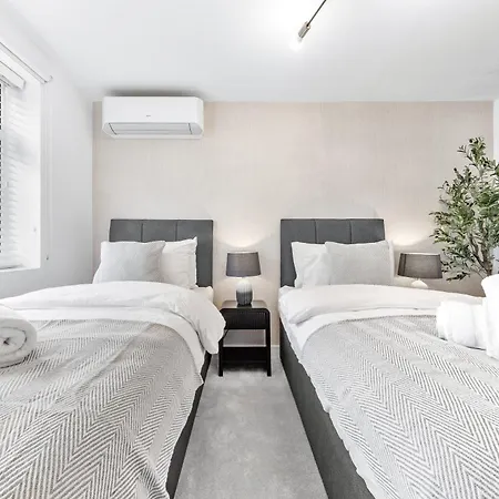 Apartment Modern 4br House, Brentford,pvt Garden,parking