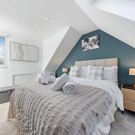 Apartment Modern 4br House, Brentford,pvt Garden,parking Brentford