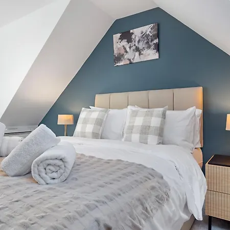 Modern 4br House, Brentford,pvt Garden,parking