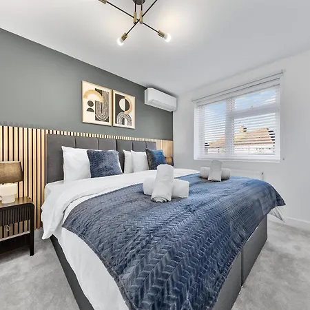 Modern 4br House, Brentford,pvt Garden,parking Apartment