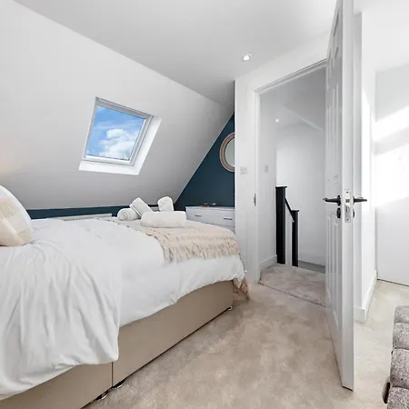 Modern 4br House, Brentford,pvt Garden,parking * Brentford