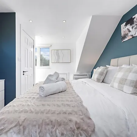 Modern 4br House, Brentford,pvt Garden,parking Apartment Brentford