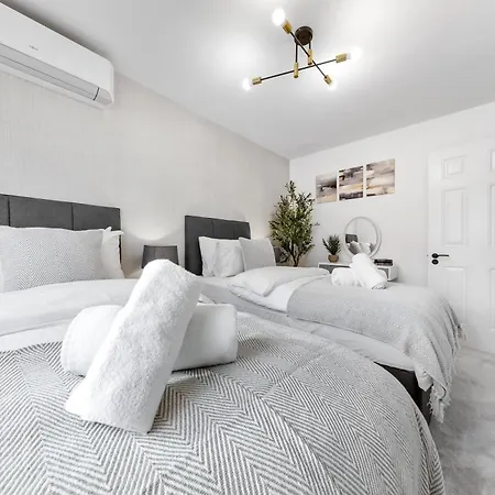 Modern 4br House, Brentford,pvt Garden,parking Brentford