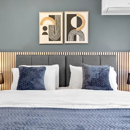 Modern 4br House, Brentford,pvt Garden,parking Apartment Brentford