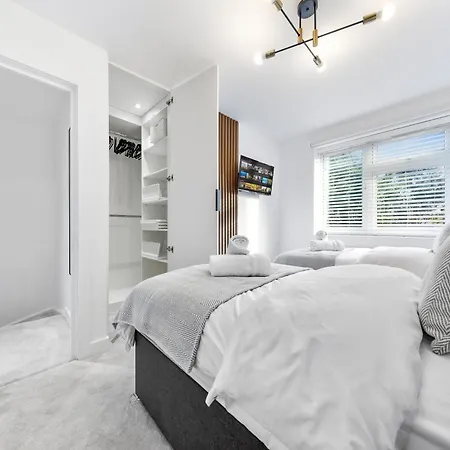 Modern 4br House, Brentford,pvt Garden,parking Brentford