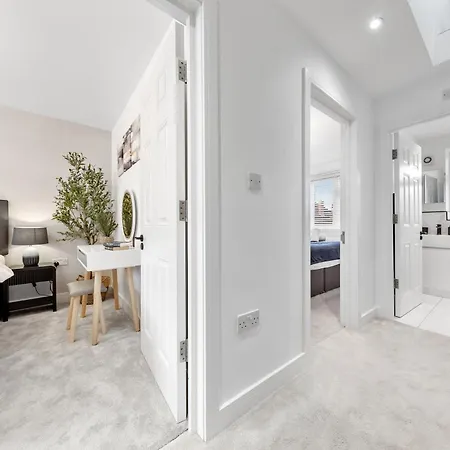 Apartment Modern 4br House, Brentford,pvt Garden,parking *
