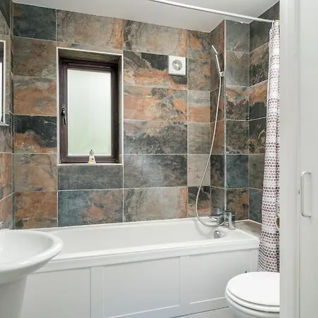 Gorgeous House, 5 Beds, Amazing Transport Links Apartment *