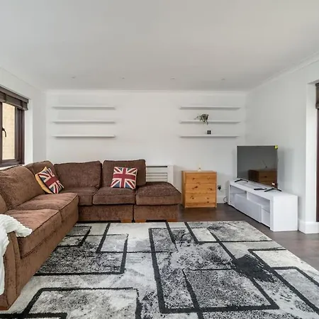 Gorgeous House, 5 Beds, Amazing Transport Links Apartment London