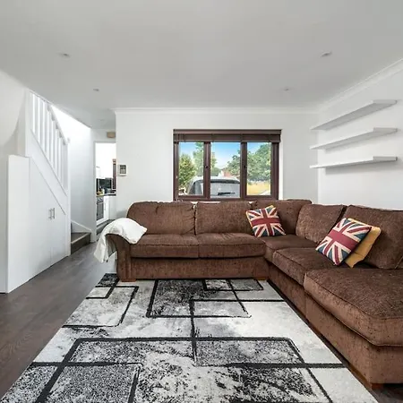 Gorgeous House, 5 Beds, Amazing Transport Links