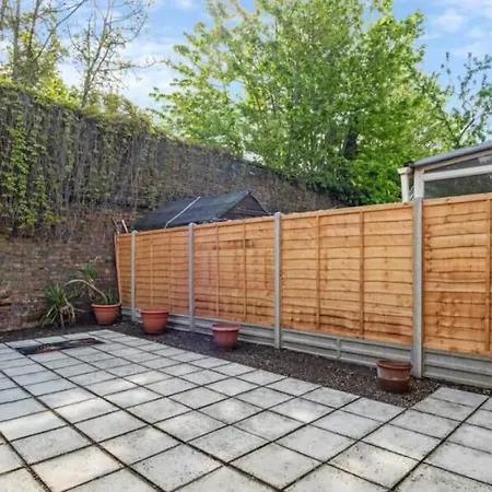 Gorgeous House, 5 Beds, Amazing Transport Links Apartment