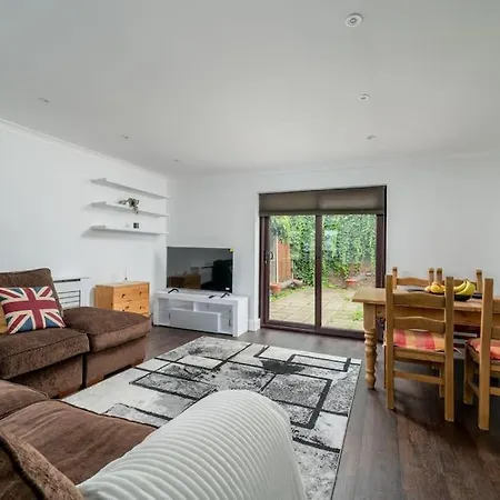 Gorgeous House, 5 Beds, Amazing Transport Links *