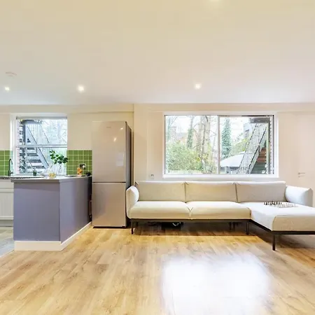 3 Bedroom Maisonette In Belsize Park, Hampstead With Private Entrance *