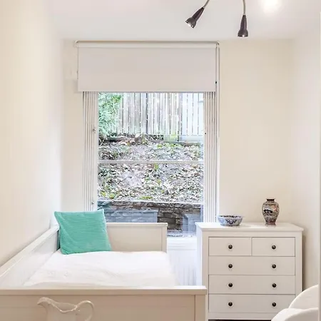 3 Bedroom Maisonette In Belsize Park, Hampstead With Private Entrance *