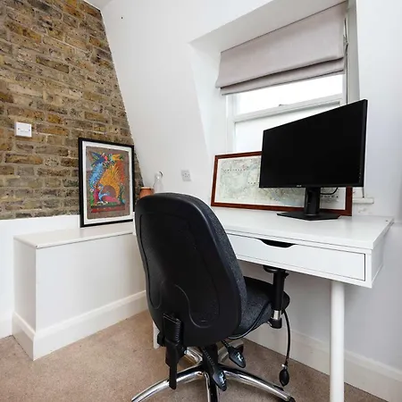 Veeve - The Fulham Palace Parkside Apartment London