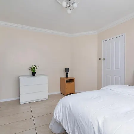 Rose's Lodge, 8 Guests, 10 Mins Walk To Barking Station, 1 Free Parking Space Holiday home *