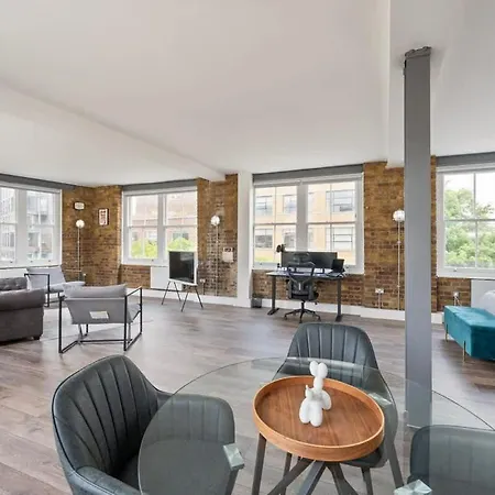 Spacious & Bright Oasis In Old Street *