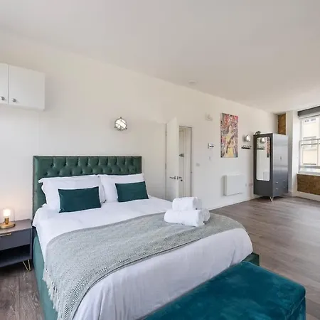 Spacious & Bright Oasis In Old Street London