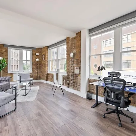 Spacious & Bright Oasis In Old Street * London