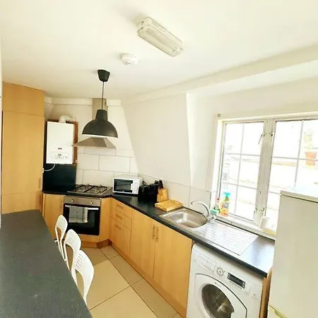 3 Bed Comfortable Wk *