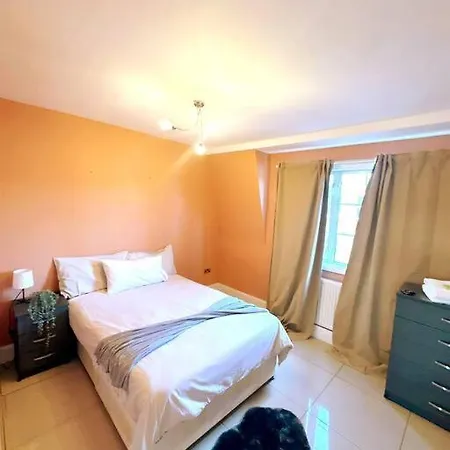 3 Bed Comfortable Wk