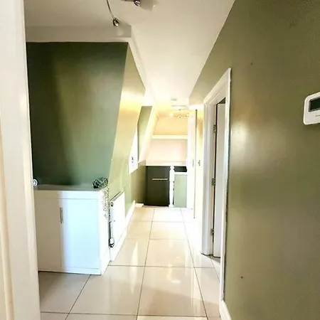 3 Bed Comfortable Wk London