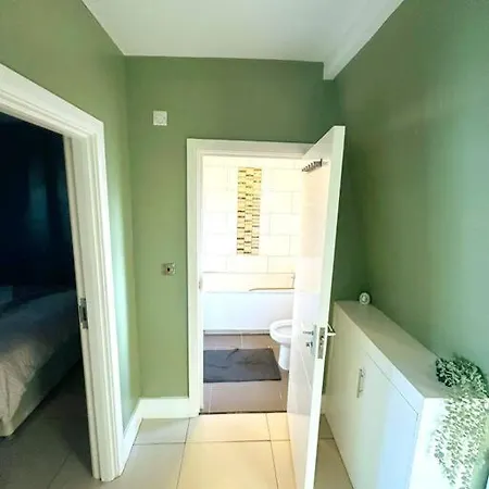 3 Bed Comfortable Wk Apartment