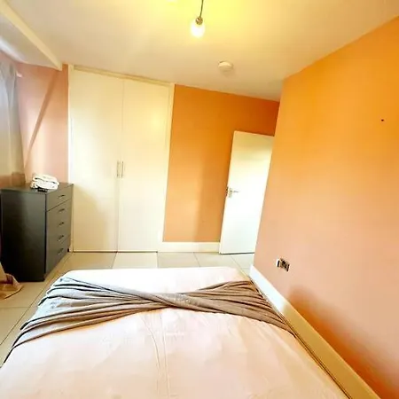 3 Bed Comfortable Wk Apartment London