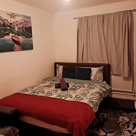 Merciful King Room, In Zone 2-3 Londyn