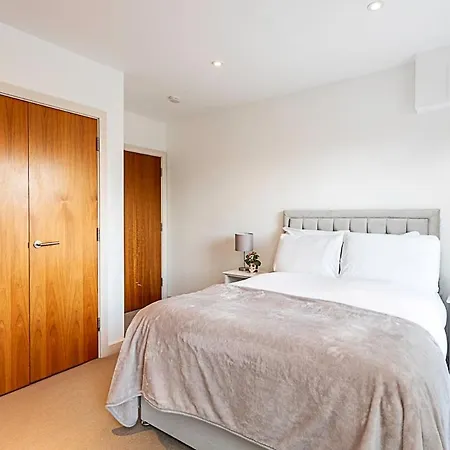 3 Bed Luxury Penthouse In Shoreditch *
