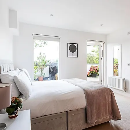 3 Bed Luxury Penthouse In Shoreditch *