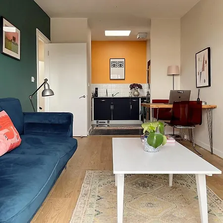 Sunny Shoreditch Oasis Canal Views & Urban Charm