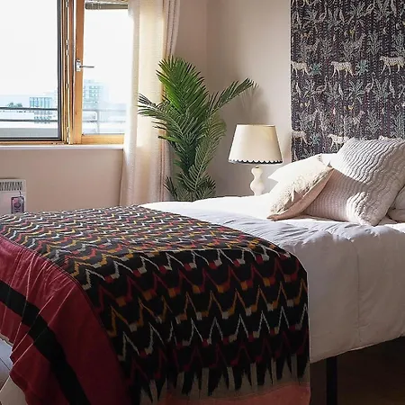 Sunny Shoreditch Oasis Canal Views & Urban Charm Apartment