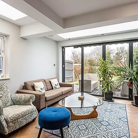 Modern And Spacious Colliers Wood Apartment