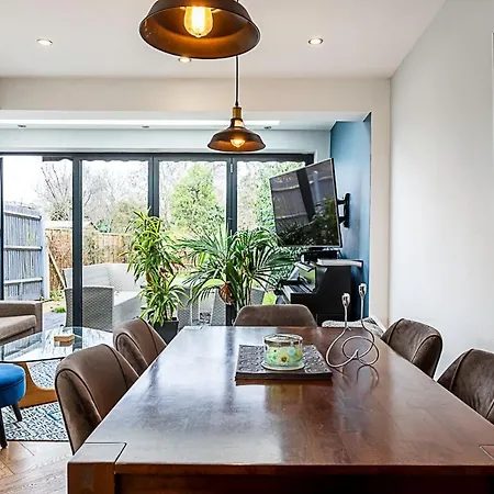 Modern And Spacious Colliers Wood