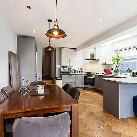 Modern And Spacious Colliers Wood Apartment