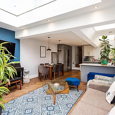 Modern And Spacious Colliers Wood * London