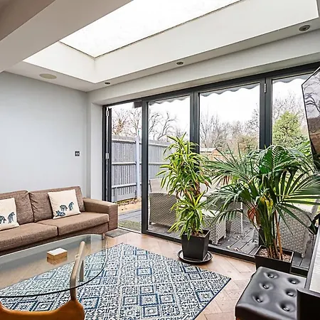 Modern And Spacious Colliers Wood
