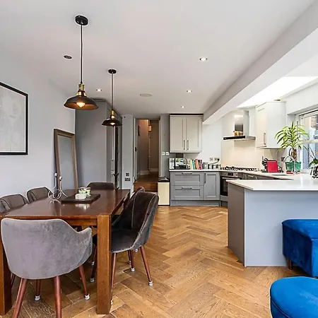 Modern And Spacious Colliers Wood Apartment *