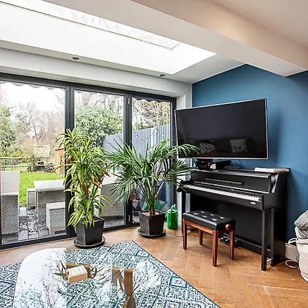 Modern And Spacious Colliers Wood * London